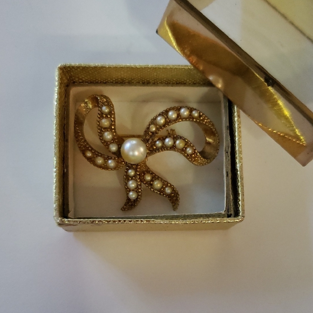 Vintage Brooch Pearl-Studded Gold Bow